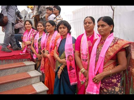 కెసిఆర్ స్పీడ్: తెరాసలోకి సుగుణకుమారి (పిక్చర్స్)