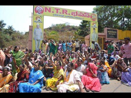 బాబుకు సీట్ల షాక్: గంటాపై మహిళలు (పిక్చర్స్)