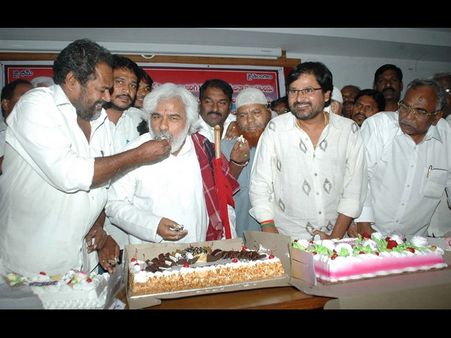 గద్దర్‌పై దాడికి 17 ఏళ్లు: నారాయణమూర్తి (పిక్చర్స్)