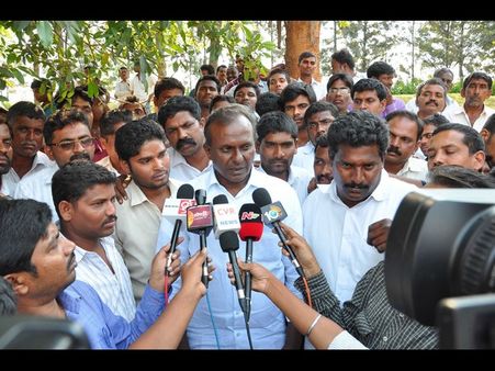  తెరాసలో పరకాల వేడి: ఎమ్మెల్యే టెన్షన్, రేసులో కొండా
