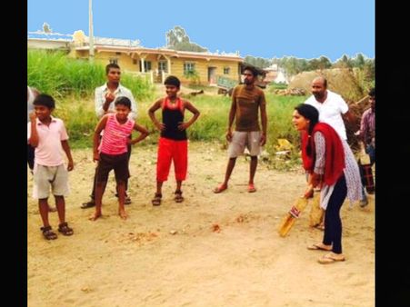 బ్యాట్‌తో కొడ్తా!: ప్రచారంలో క్రికెట్ ఆడిన రమ్య (పిక్చర్స్)