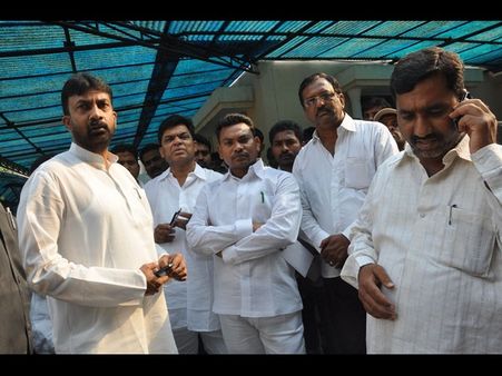 రేణుకా చౌదరి దెబ్బ: రేగా కాంతారావు ఔట్ (పిక్చర్స్)