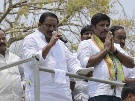 కాంగ్రెసులోకి వెళ్లను: కిరణ్ రెడ్డి, జగన్ -బాబులపై ఫైర్