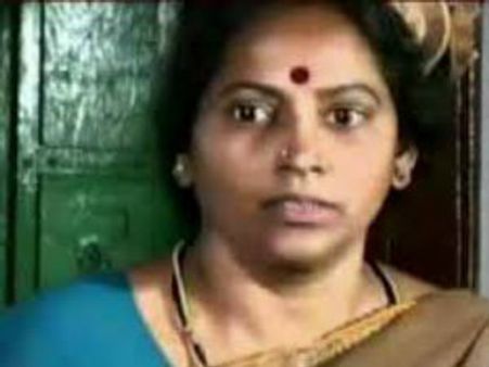 టీవీ నటి విజయరాణిని ప్రశ్నిస్తున్న పోలీసులు