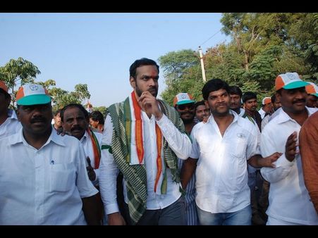 చేవెళ్లలో తెలంగాణ అభ్యర్థులు: ఆంధ్ర భార్యలు