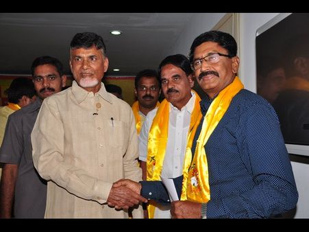 సైకిల్‌పై బాబు: కార్లో బాలయ్య, వేణుమాధవ్ (పిక్చర్స్)