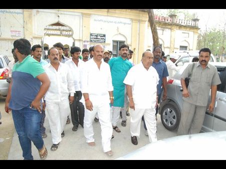 నాగం కారుపై సొంత పార్టీ దాడి, సర్ది చెప్పినా.. (పిక్చర్స్)