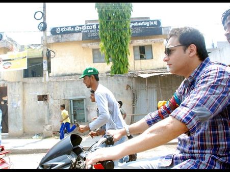 బైక్‌పై చుడుతూ అక్బర్: భార్యాభర్తలు ఇలా (పిక్చర్స్)