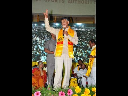 దీపాన్ని ఆర్పేశారు, ఫేక్ సిటీని తెచ్చారు: చంద్రబాబు