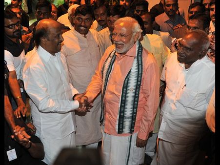 రజనీతో కరచాలనం, పంచకట్టులో మోడీ(పిక్చర్స్)