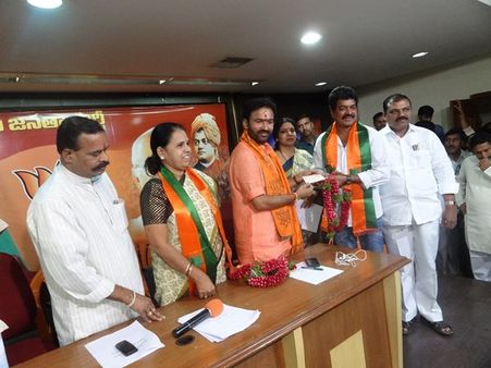 శివాజీ రాజా కమల తీర్థం, జీవిత నవ్వులు (పిక్చర్స్)