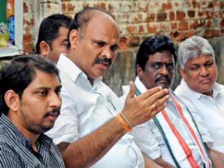 జగన్ పార్టీలో చిచ్చుపై పార్థసారథి, బిజెపిలోకి వెల్లంపల్లి