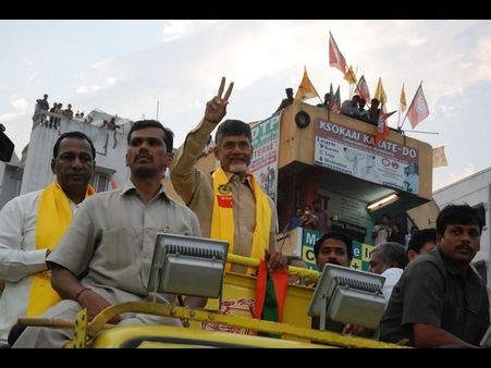 కత్తితో చంద్రబాబు, మైకు పట్టిన వేణుమాధవ్(పిక్చర్స్)