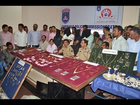 జంట హత్యల కేసులో ముగ్గురు అరెస్టు (పిక్చర్స్)