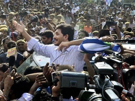 ఆస్తులమ్మి 4 కోట్లిచ్చా: జగన్‌పై ఇంఛార్జ్ ఫైర్, కంటతడి