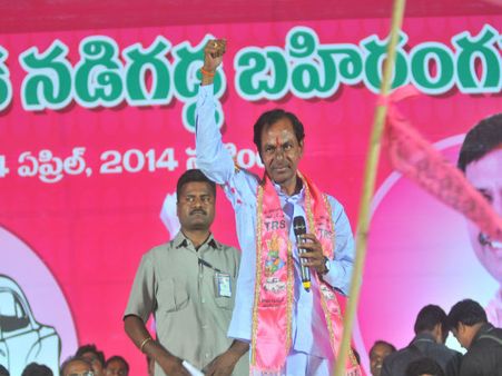 మెడలుపట్టి నెట్టినా పోనంటున్నారు: బాబుపై కెసిఆర్