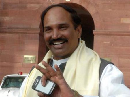 హుజూర్‌నగర్: ఉత్తమ్‌కు ఎదురీతే, ఇంటిపోరు