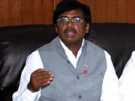 పెద్దపల్లి: వివేక్‌తో విద్యార్థి నేత ఢీ, కేడర్‌పై శరత్ బాబు