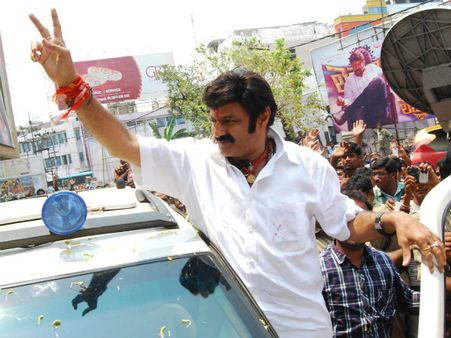 వైఎస్‌ని టార్గెట్ చేసిన బాలకృష్ణ, 20నుంచి చిరు ప్రచారం