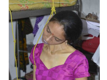  ఫొటో: విషాదం, అనారోగ్యంతో యువతి ఆత్మహత్య
