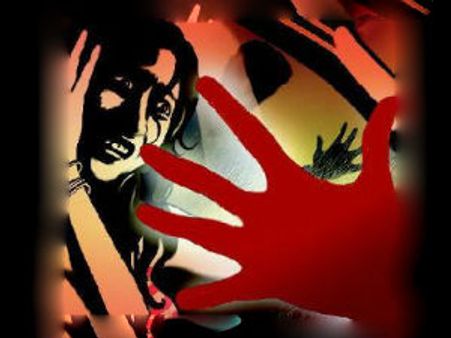 ప్రేమించలేదని కత్తితో దాడి: ఆత్మహత్యకు యత్నం