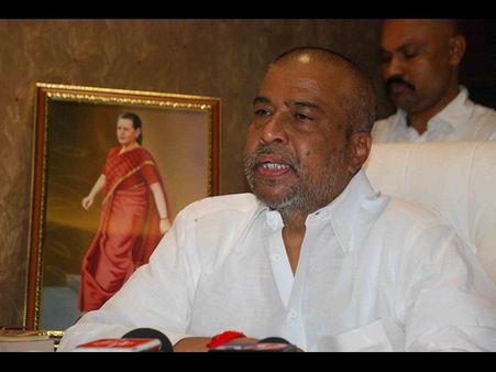 కెవిపి రగడ: కెసిఆర్‌కి దామోదర సవాల్, దానంపై షర్మిల