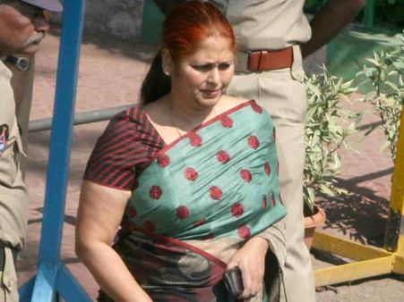 మోహన్ బాబుకు చిక్కు!: జయసుధ 'రౌడీ'పై ఫిర్యాదు