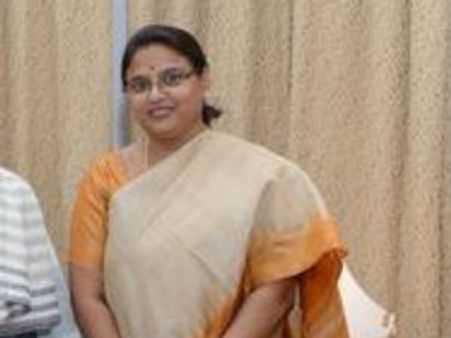 ఉత్తమ్ భార్యపై కోడిగుడ్లతో దాడి, టిడిపి అభ్యర్థిపై రెబల్