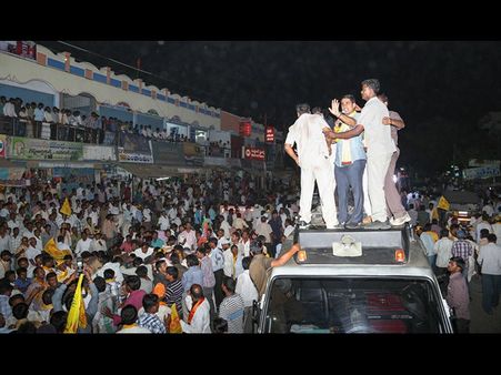 నారా లోకేష్‌పై దాడి: ఇరువైపులా కేసులు (పిక్చర్స్)