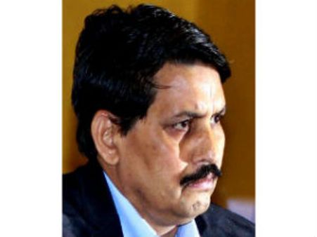 జగన్ కారు: క్రిమినల్ కేసులని భన్వర్‌లాల్, లెజెండ్‌పైనా