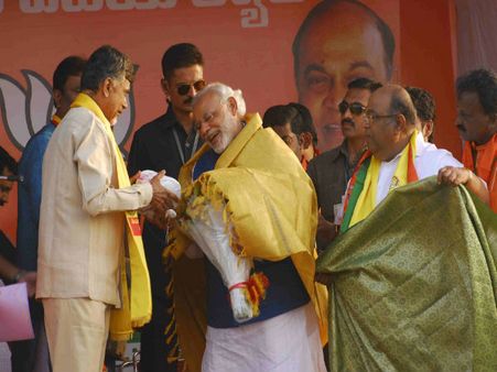 మోడీని కలిసిన జెపి: మోడీ పిలిచి మరీ పక్కనే బాబు