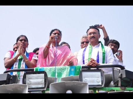 గుర్రాలతో తొక్కించారు: బాబుపై విజయమ్మ, చిరుపైనా