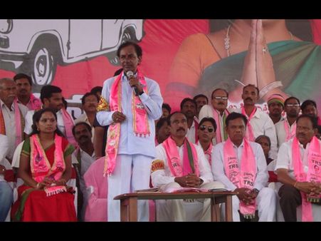90సీట్లు మావే: కెసిఆర్, 2సార్లు దారితప్పిన హెలికాప్టర్