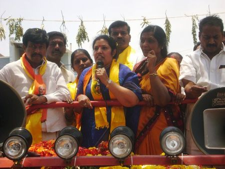 పురంధేశ్వరి రోడ్‌షో: బాలయ్యకోసం తారకరత్న(పిక్చర్స్)