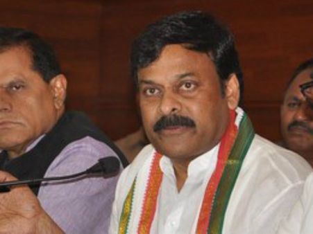 నేను ఒకరి విషయంలో జోక్యం చేసుకోను: పవన్‌పై చిరు