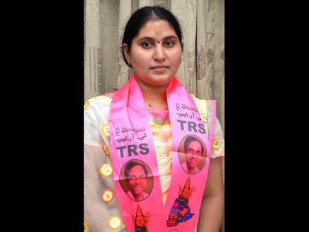 ఎమ్మెల్యే చంద్రావతి వాహనంపై కోడిగుడ్లు, రాళ్ల దాడి