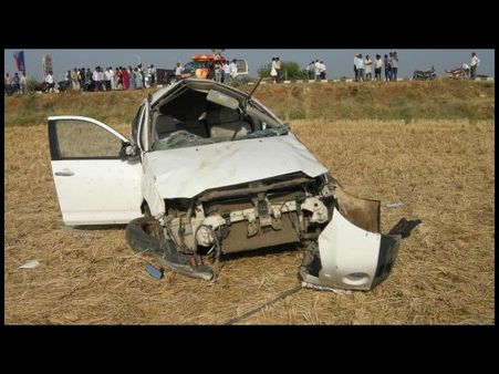 సీటు బెల్ట్ పెట్టనందునే!: శోభ కారు ప్రమాదం(పిక్చర్స్)