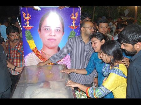 డ్రైవర్‌ని హెచ్చరించిన శోభ, ఆళ్లగడ్డ జనసంద్రం (పిక్చర్స్)