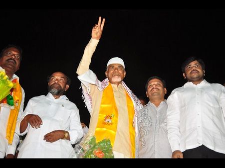 బాబు రోడ్‌షో: లోకేష్‌కు బతుకమ్మల స్వాగతం(పిక్చర్స్)