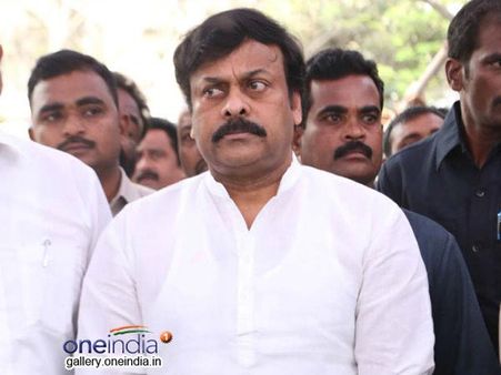నరేంద్ర మోడీపై తీవ్ర వ్యాఖ్యలు: చిరంజీవిపై కోడిగుడ్లు