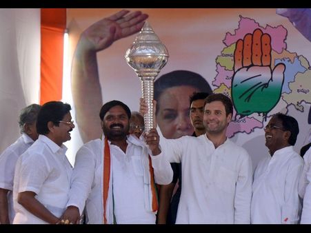 నృత్యాలు: రాహుల్ రాక, పాదాభివందనం(పిక్చర్స్)