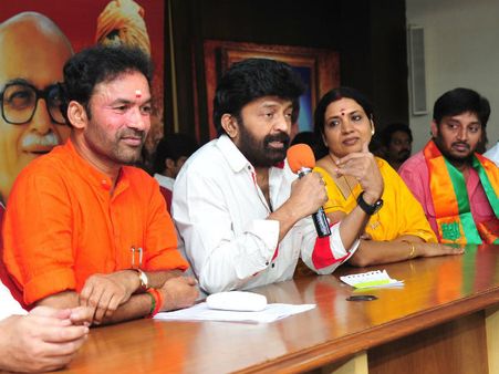 కాంగ్రెస్, తెరాసకు ఓటు వద్దు: టిలో జీవిత, రాజశేఖర్