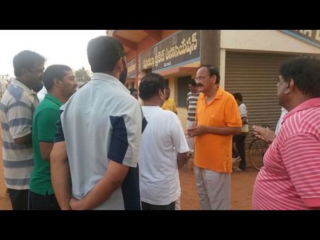 రాజకీయ రాజధానిలో ఓటు కోసం వెంకయ్య (పిక్చర్స్)