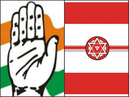 కాంగ్రెస్, జనసేన జెండాలతో ఫ్యాన్స్: ఏమంటారని చిరు