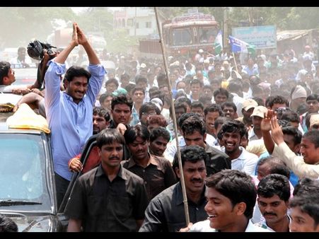 తెలంగాణలో షర్మిల ఓదార్పు, నేనూ మరణిస్తా: జగన్