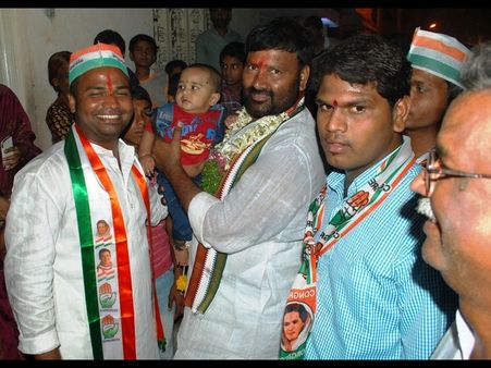 తెరాస కార్యకర్తలపై శ్రీశైలం గౌడ్ అనుచరుల దాడి