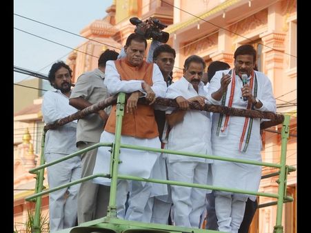 చంద్రబాబు చేతిలో కీలుబొమ్మ: వెంకయ్యపై చిరంజీవి