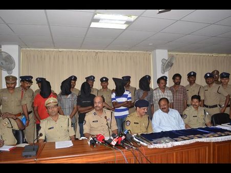 దోపిడీ దొంగల ముఠా అరెస్ట్: బంగారం సీజ్(పిక్చర్స్)