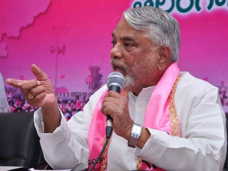 నాకన్నా సమర్థుడు, కెసిఆరే సిఎం: కెకె, సోనియాపై ఫైర్