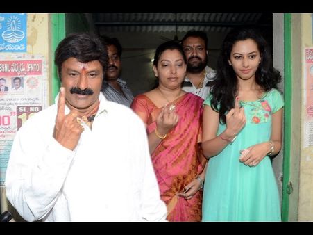 ఓటేసిన దాసరి, కెవిపి, విజయసాయి రెడ్డి (పిక్చర్స్)